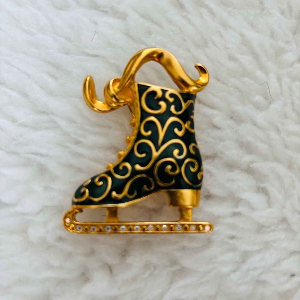 Trifari 1997 Gold and Green Enamel Ice Skate Brooch Pendant - Picture 11 of 11